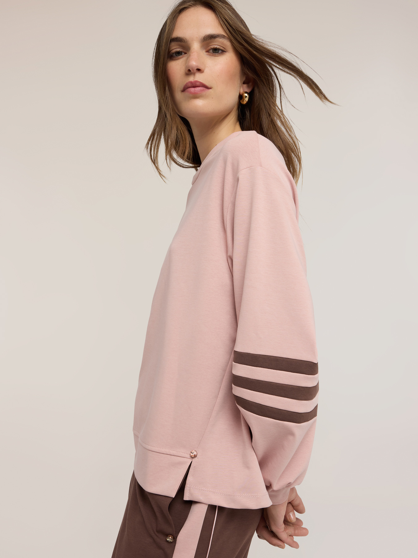 Closed sweatshirt with contrasting bands and slit image number 3