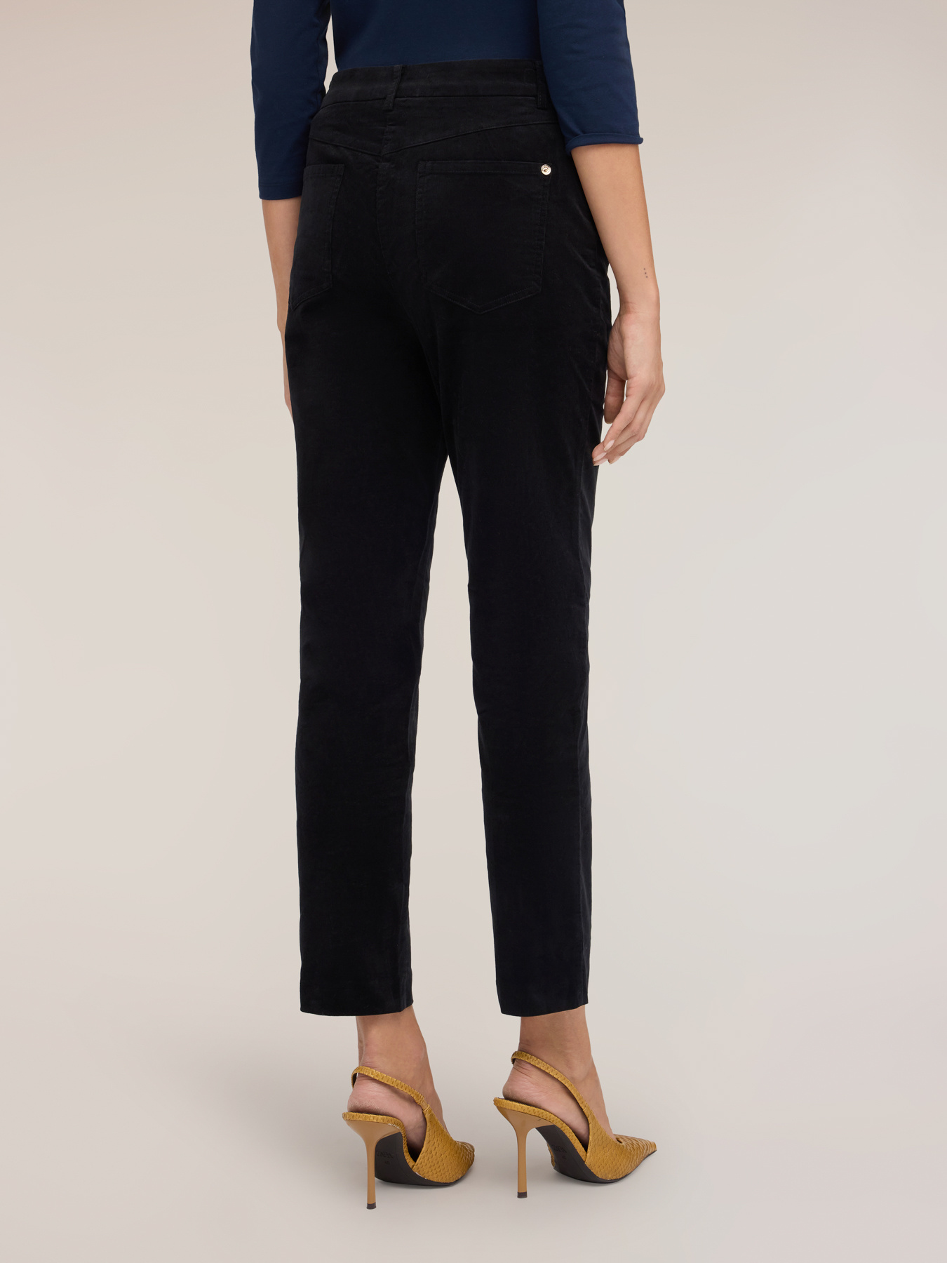 Schmal geschnittene Cordhose image number 1