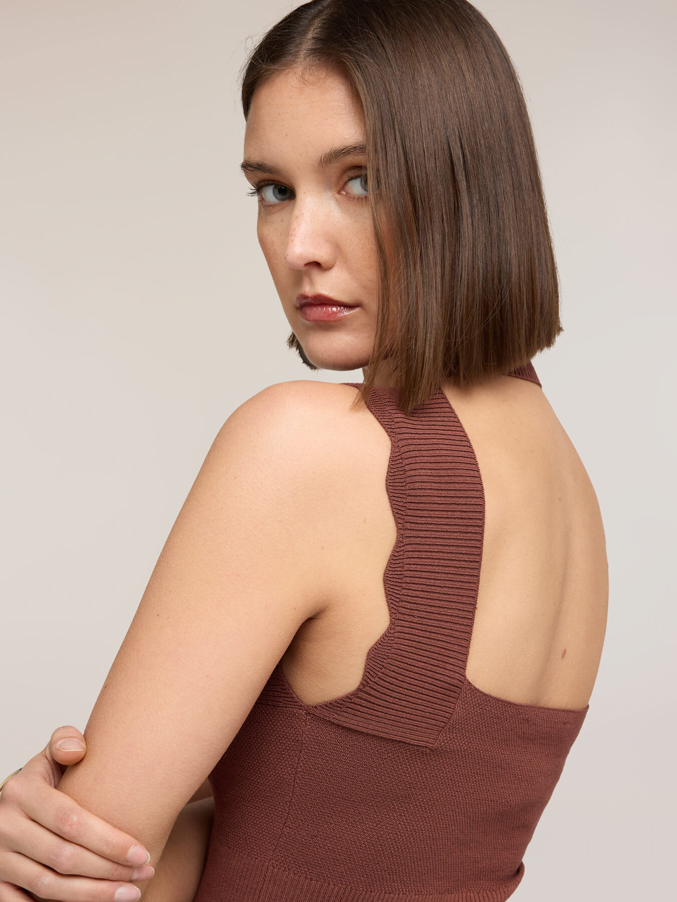 Sweater with scalloped edge and back cut-out image number 3