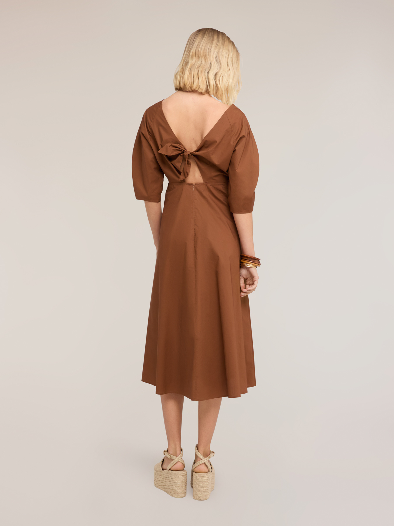 Ausgestelltes Kleid mit Knotenbindung am R&uuml;cken image number 1