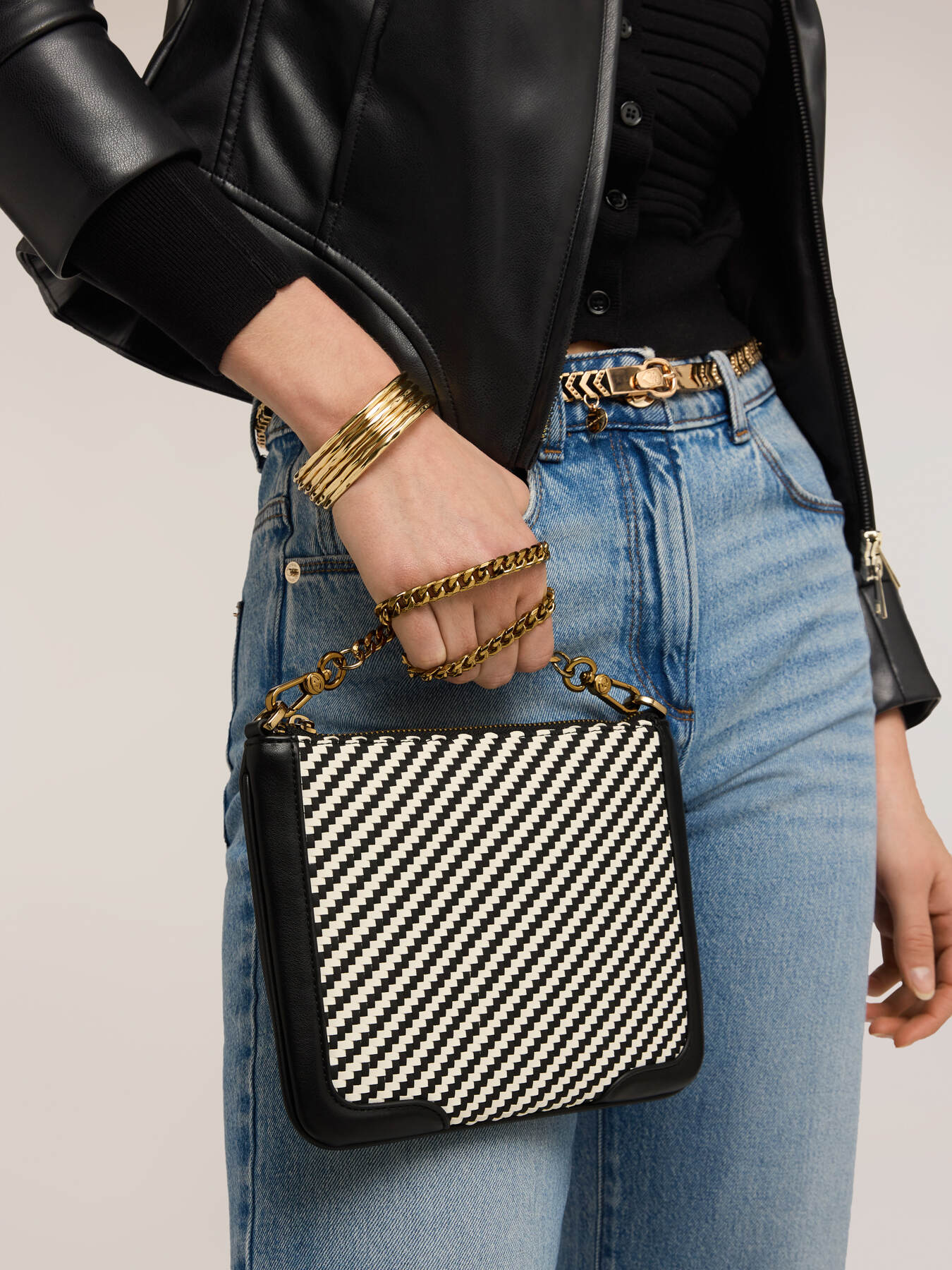 Flache Tasche mit zweifarbigem Flechtmuster image number 0