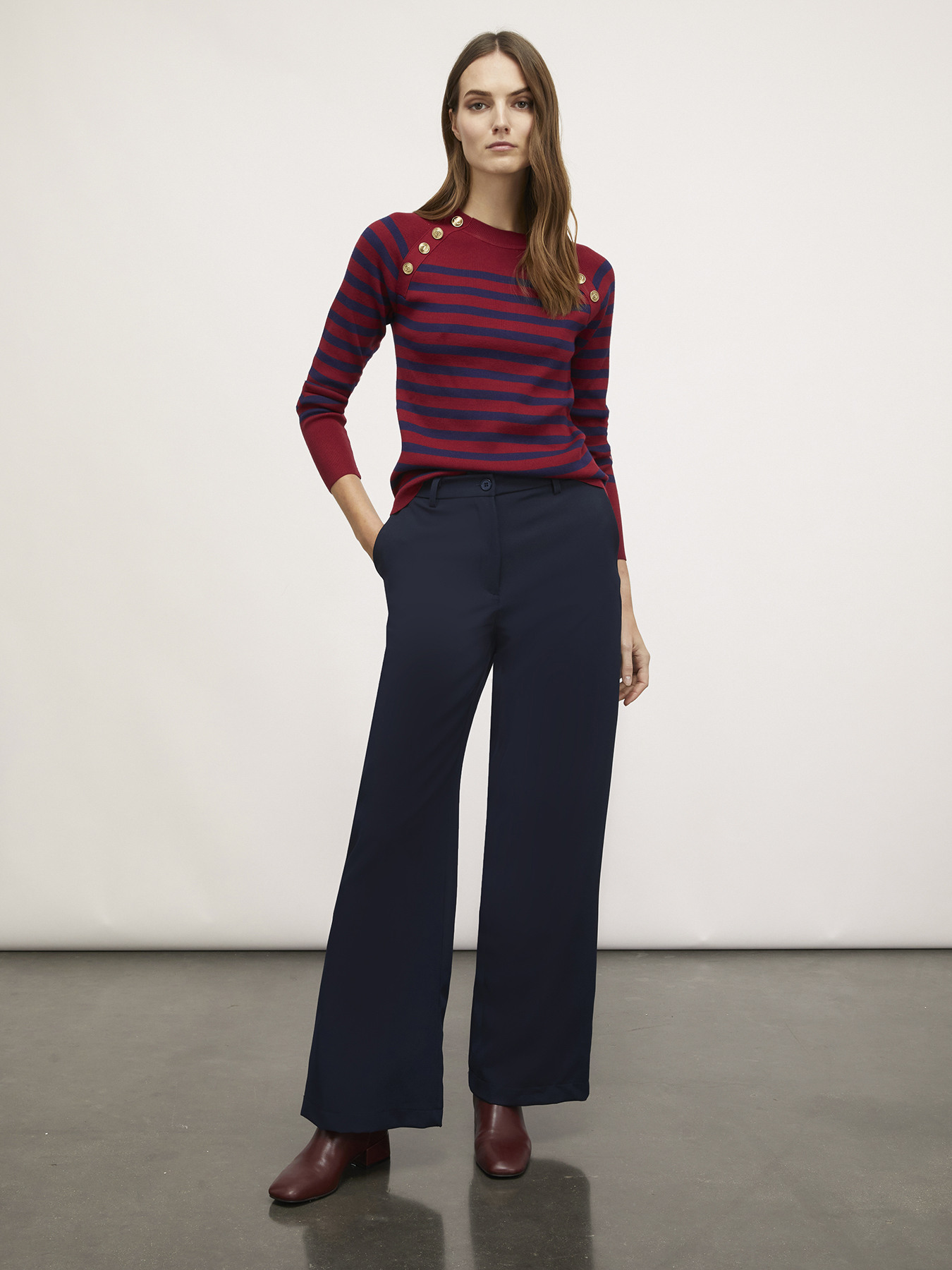 Gestreifter Pullover mit Knopfmuster image number 0