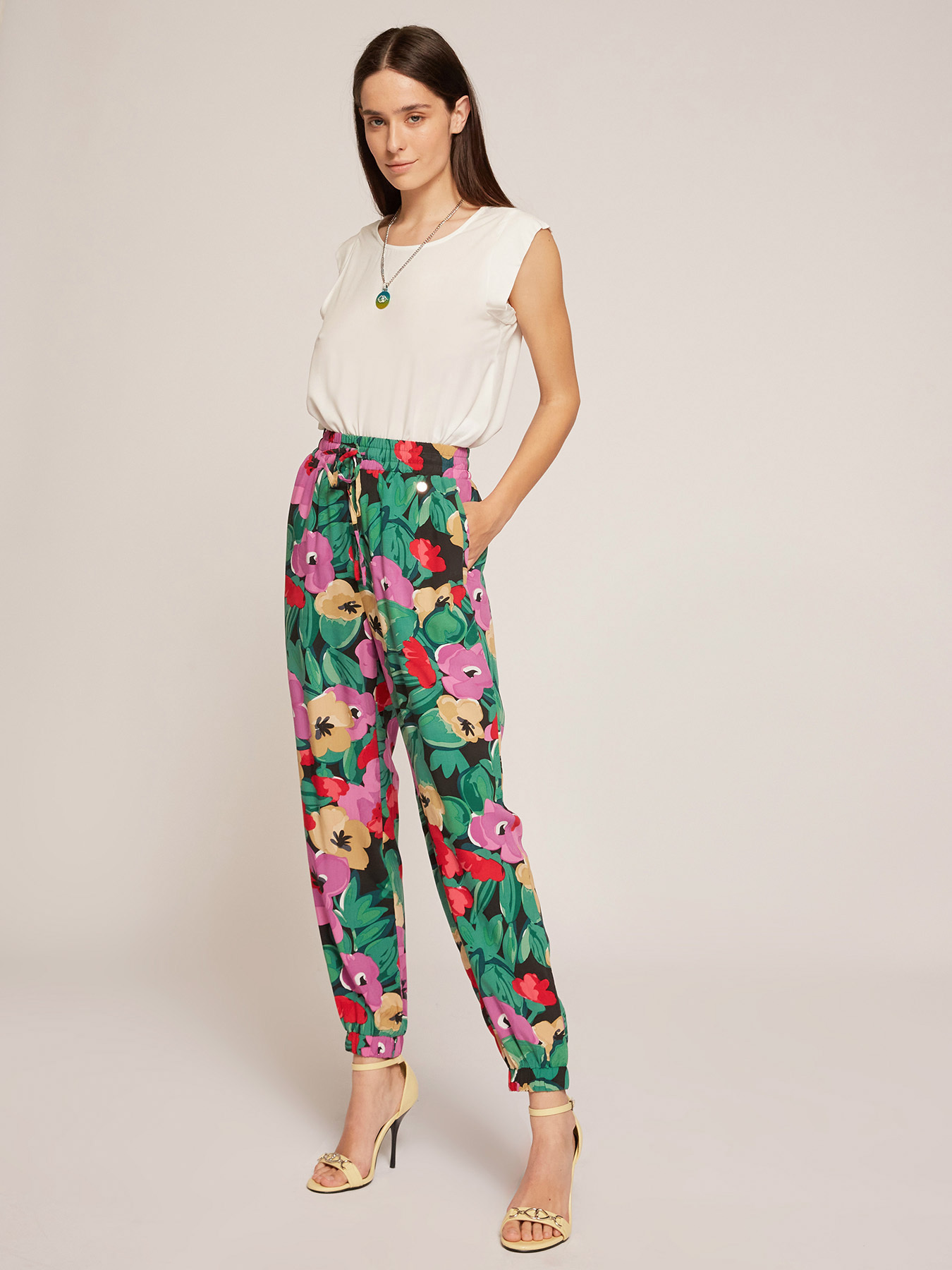 Flowing joggers with floral pattern image number 0