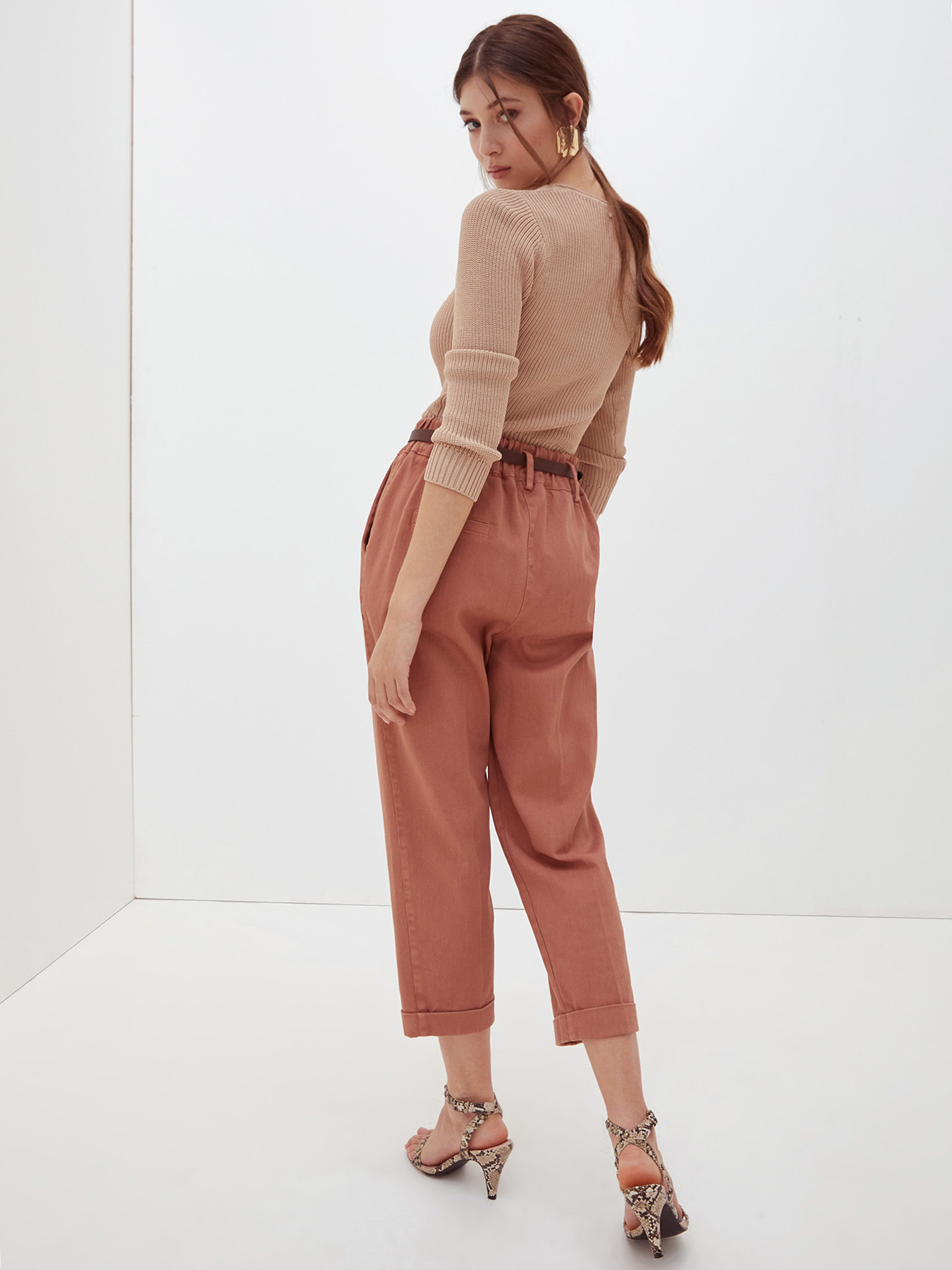 Pantaloni carrot in cotone image number 1