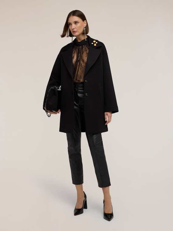 Cappotto in scuba con spilla gioiello