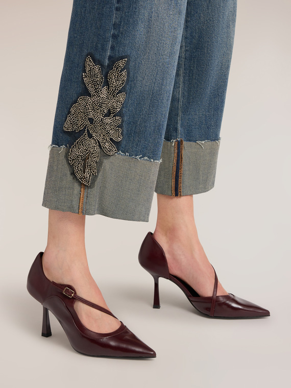 D&eacute;collet&eacute; a punta con cinturino asimmetrico