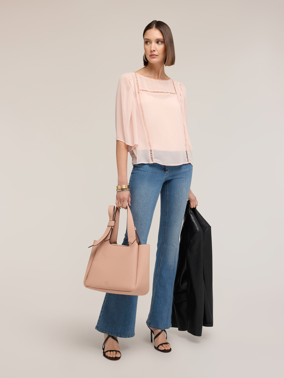 Blusa in georgette con ricami ajour&eacute;