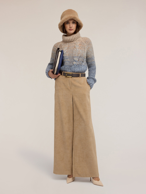 Gemusterte Strickjacke mit Zopfmuster aus Wollmischung mit Farbverlauf