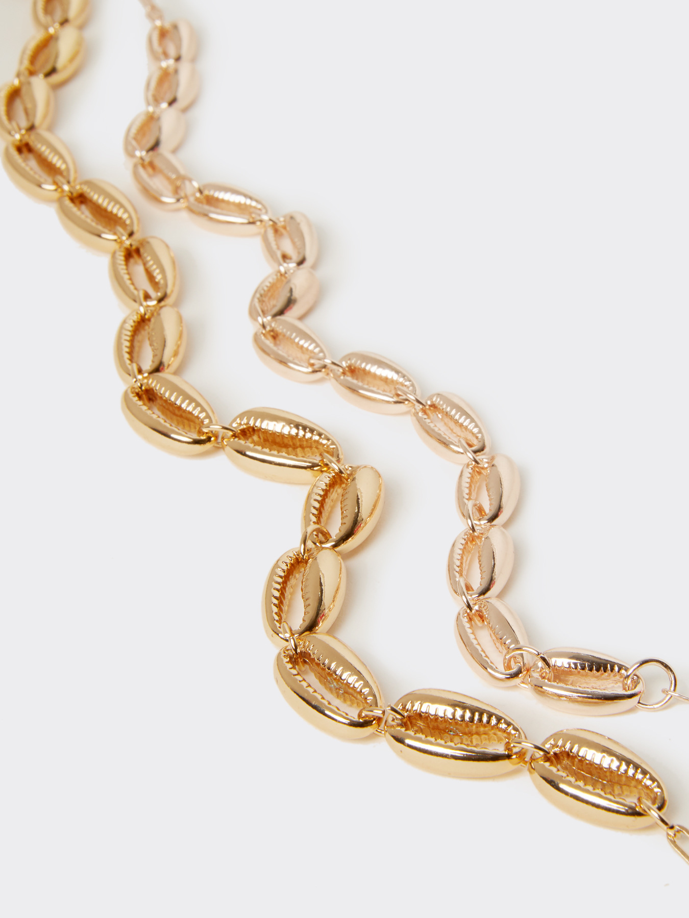 Kurze Halskette mit goldfarbenen Muscheln image number 0