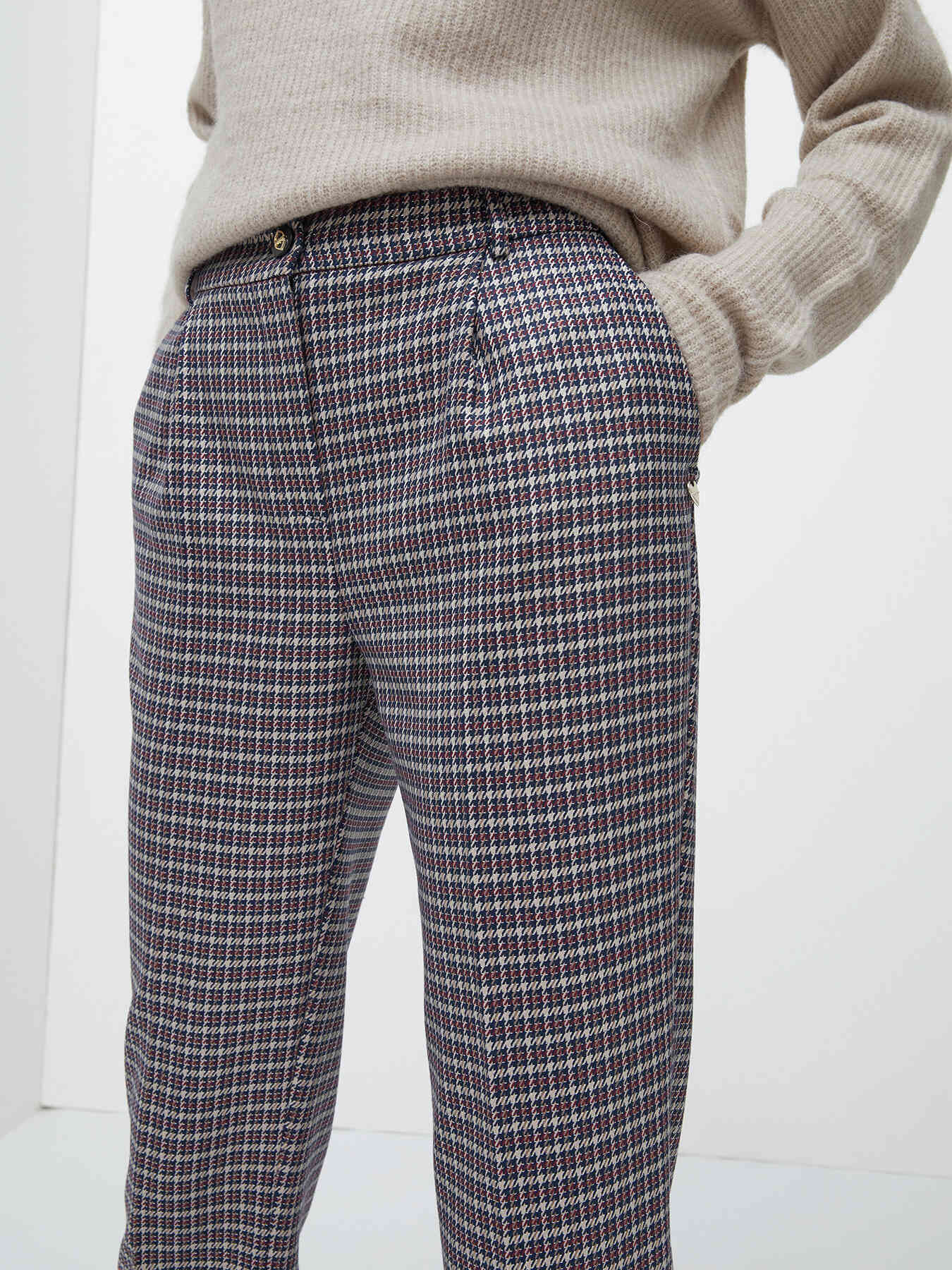 Houndstooth pattern carrot trousers image number 2