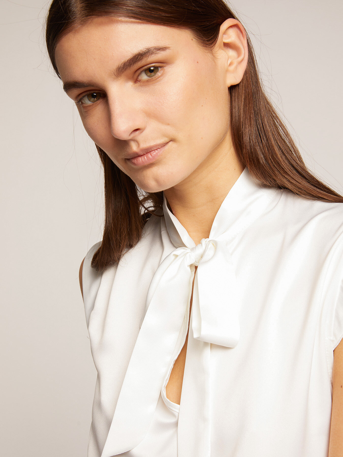 Top in raso con fiocco image number 2