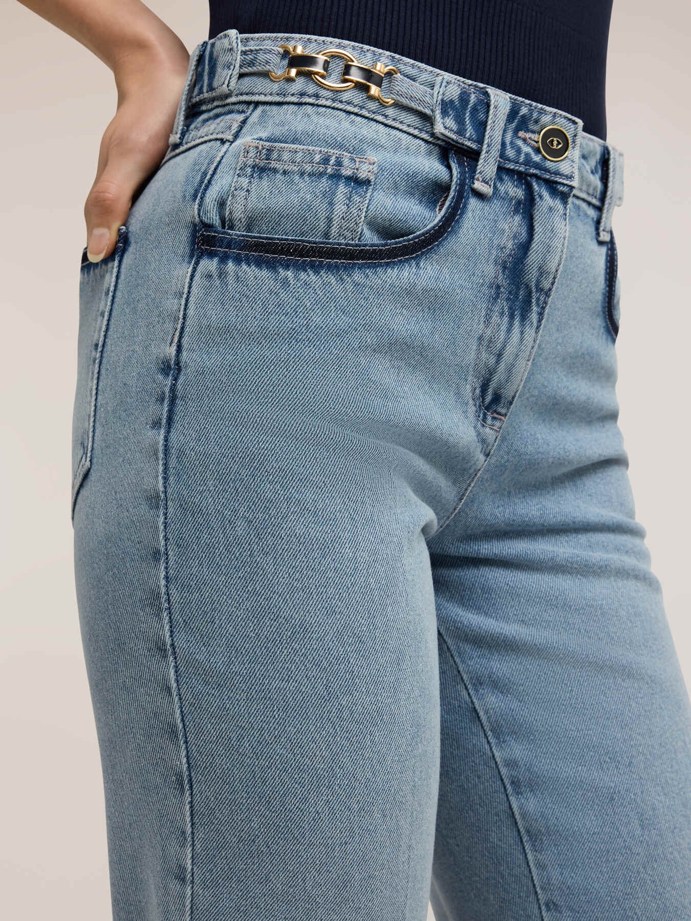 Jean cropped coupe large avec cha&icirc;ne image number 2