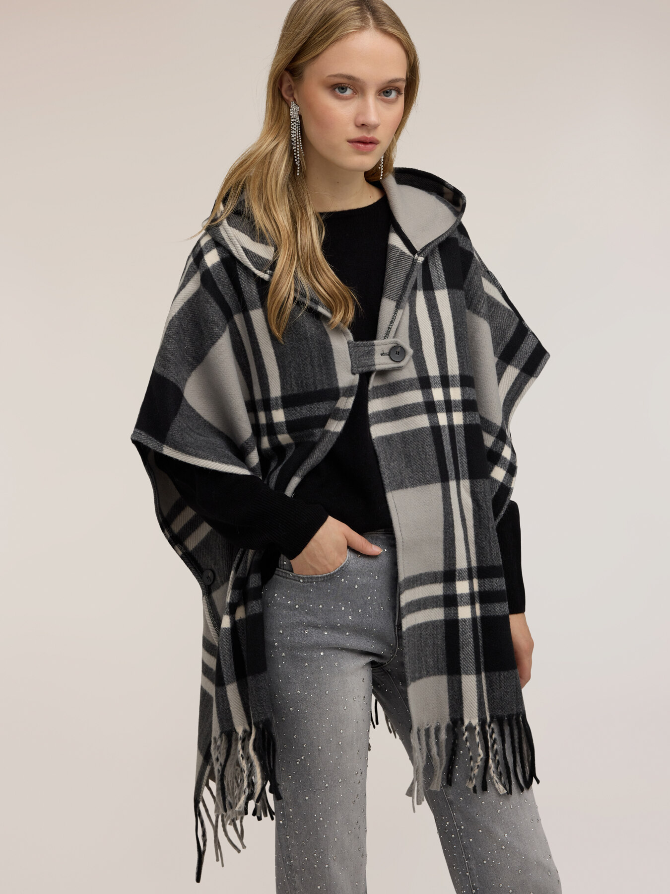 Checked poncho with fringe and shawl collar image number 0