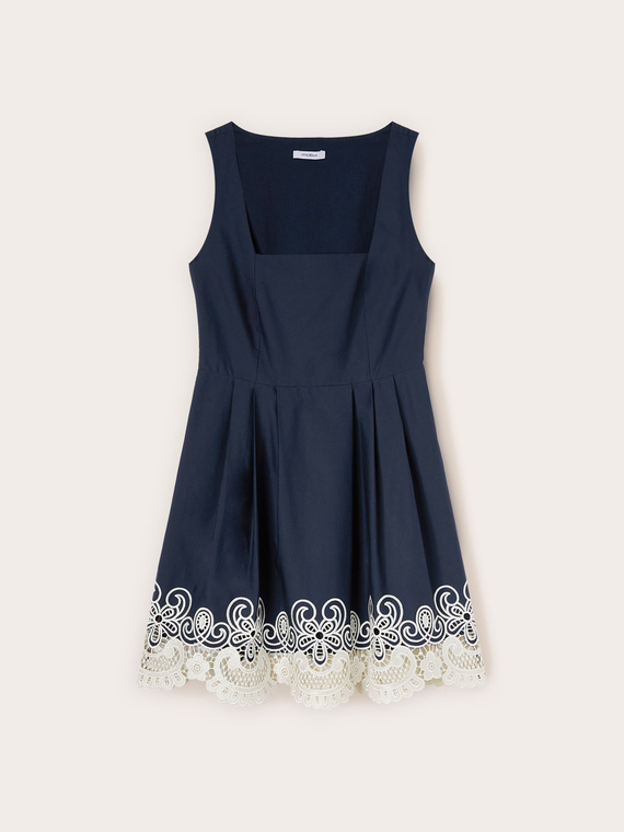 Ausgestelltes Kleid aus Popeline mit Lochstickerei