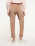 Pantalones modelo zanahoria de terciopelo image number 1