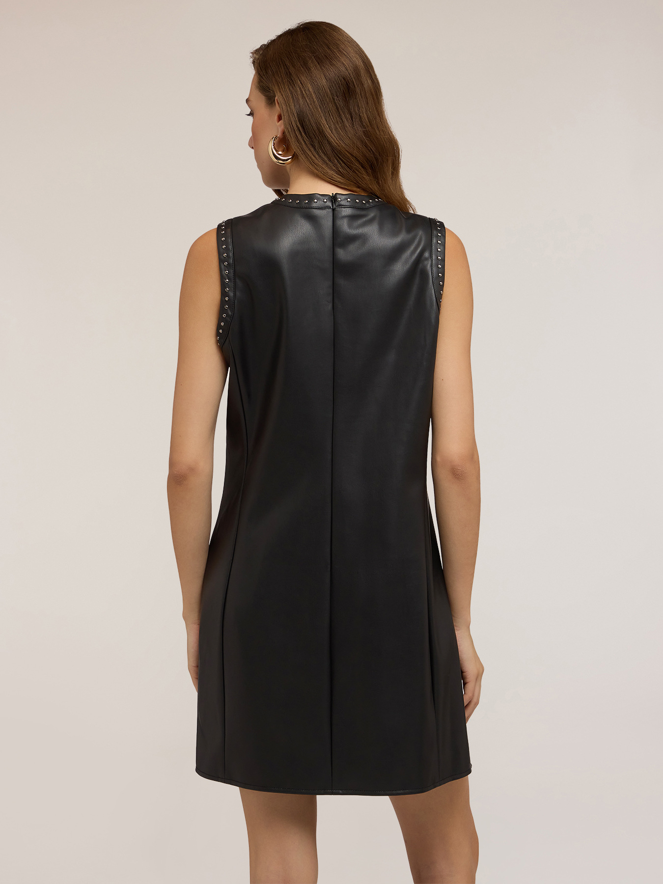 Robe fourreau avec clous décoratifs image number 1