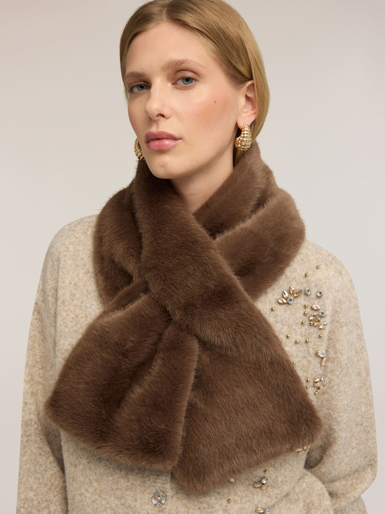 Short faux fur-effect stole image number 0