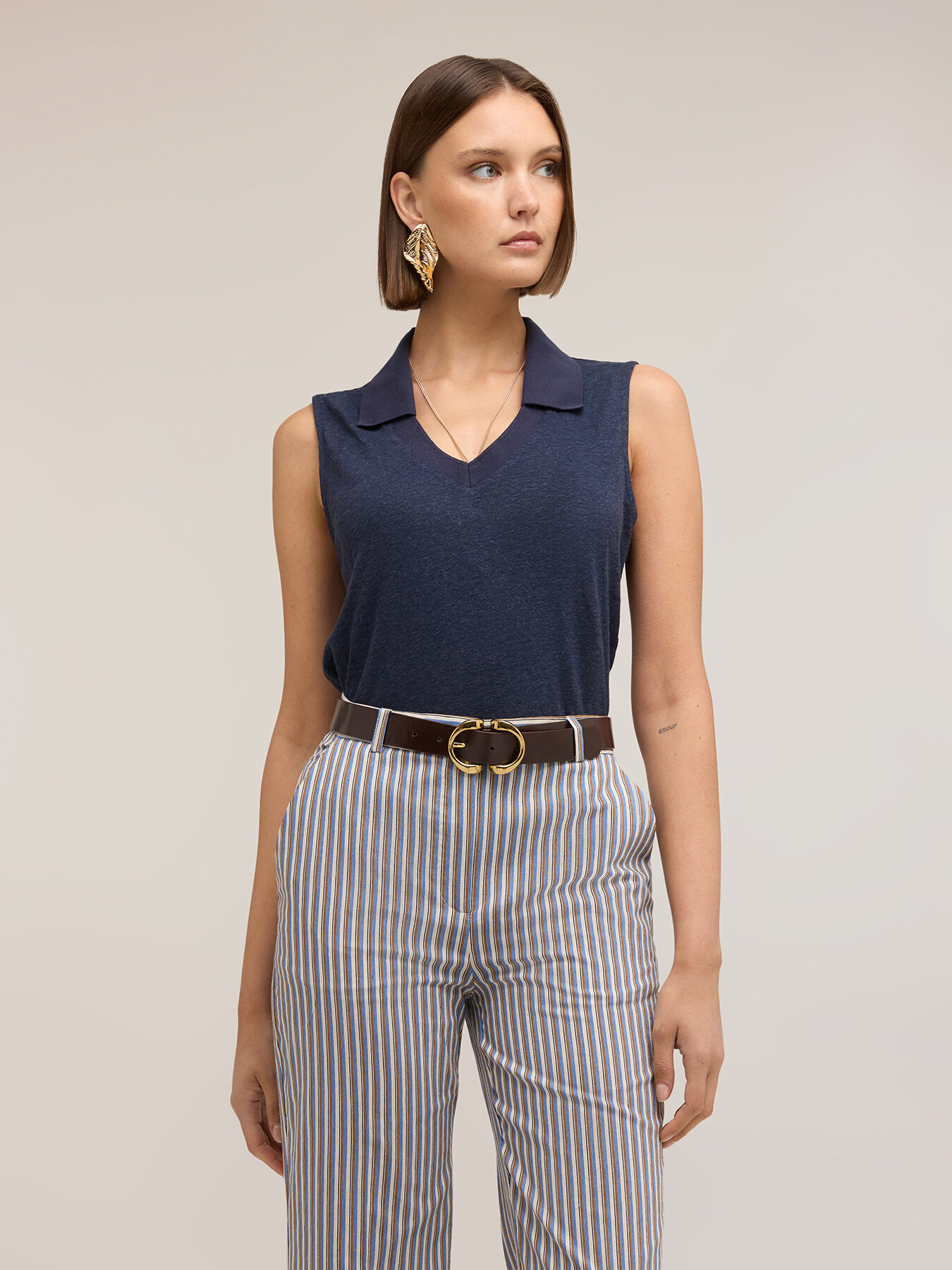 V-neck linen blend top with collar image number 3