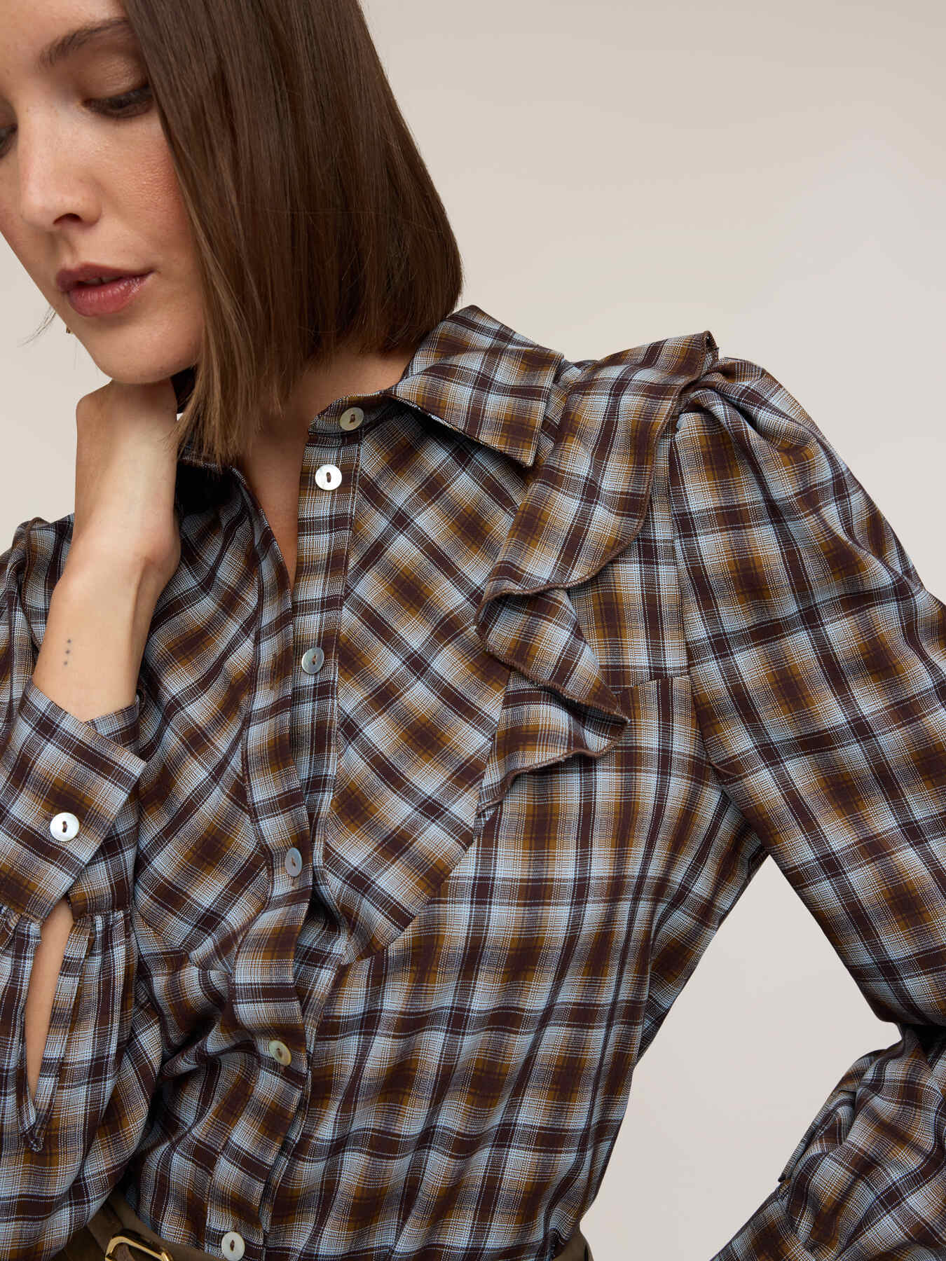 Check-print shirt with ruffle image number 3