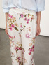 Pantalon palazzo fluide &agrave; motif fleuri image number 2