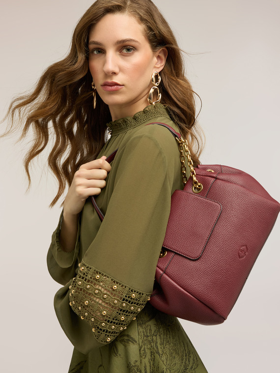 Borsa a spalla con catena dorata