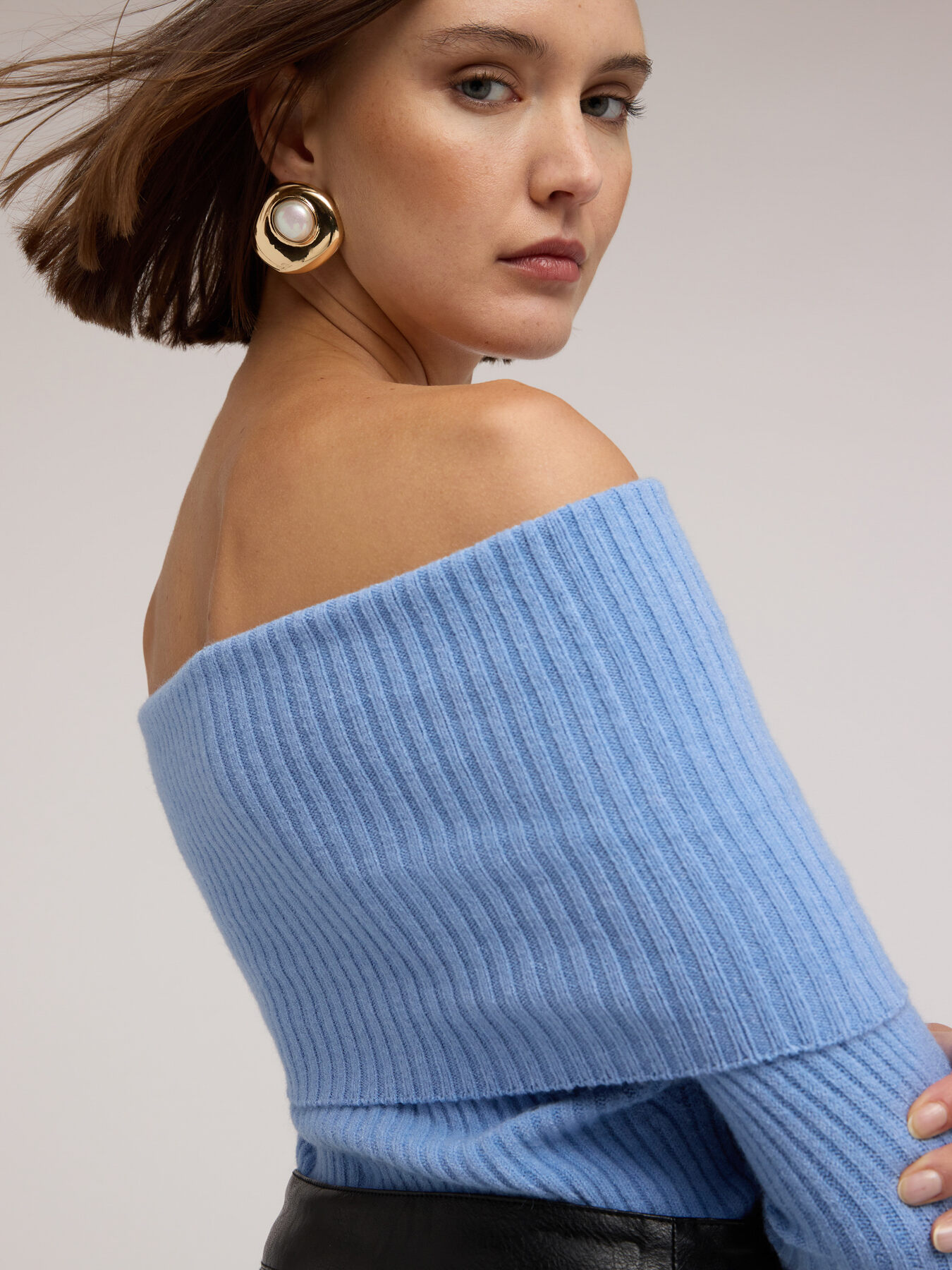 Maglia a coste off-shoulder in viscosa image number 3