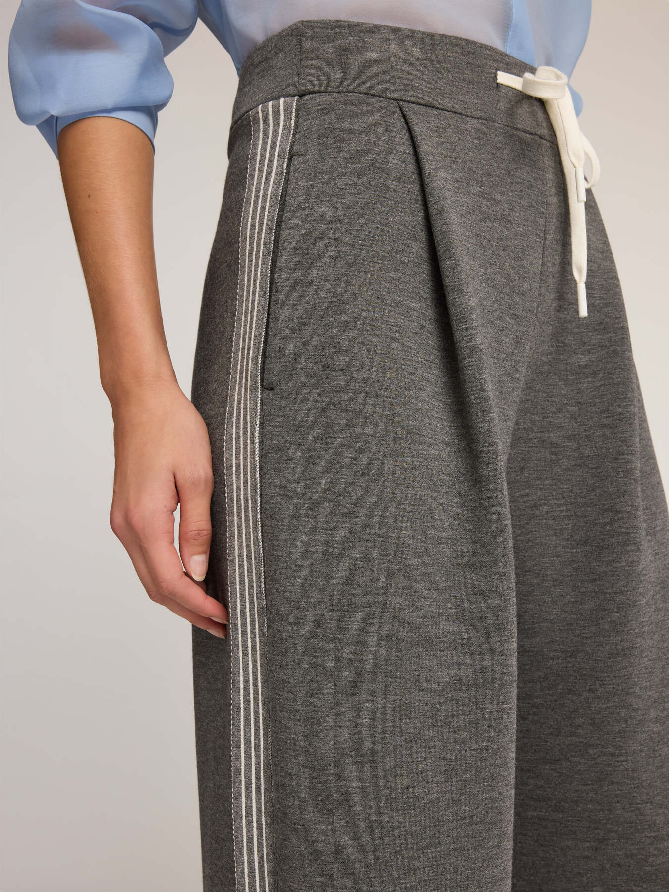 Pantalones palazzo en scuba con bandas image number 3