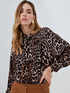 Blusa con collo fusciacca fantasia animalier image number 0