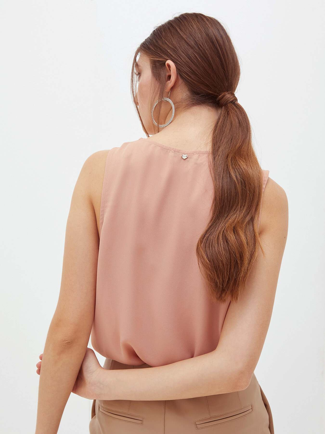 Top vaporoso con escote de pico image number 1