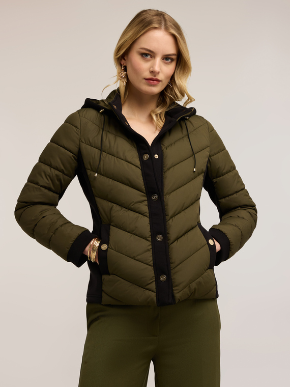 Leichte Daunenjacke aus zwei Materialien