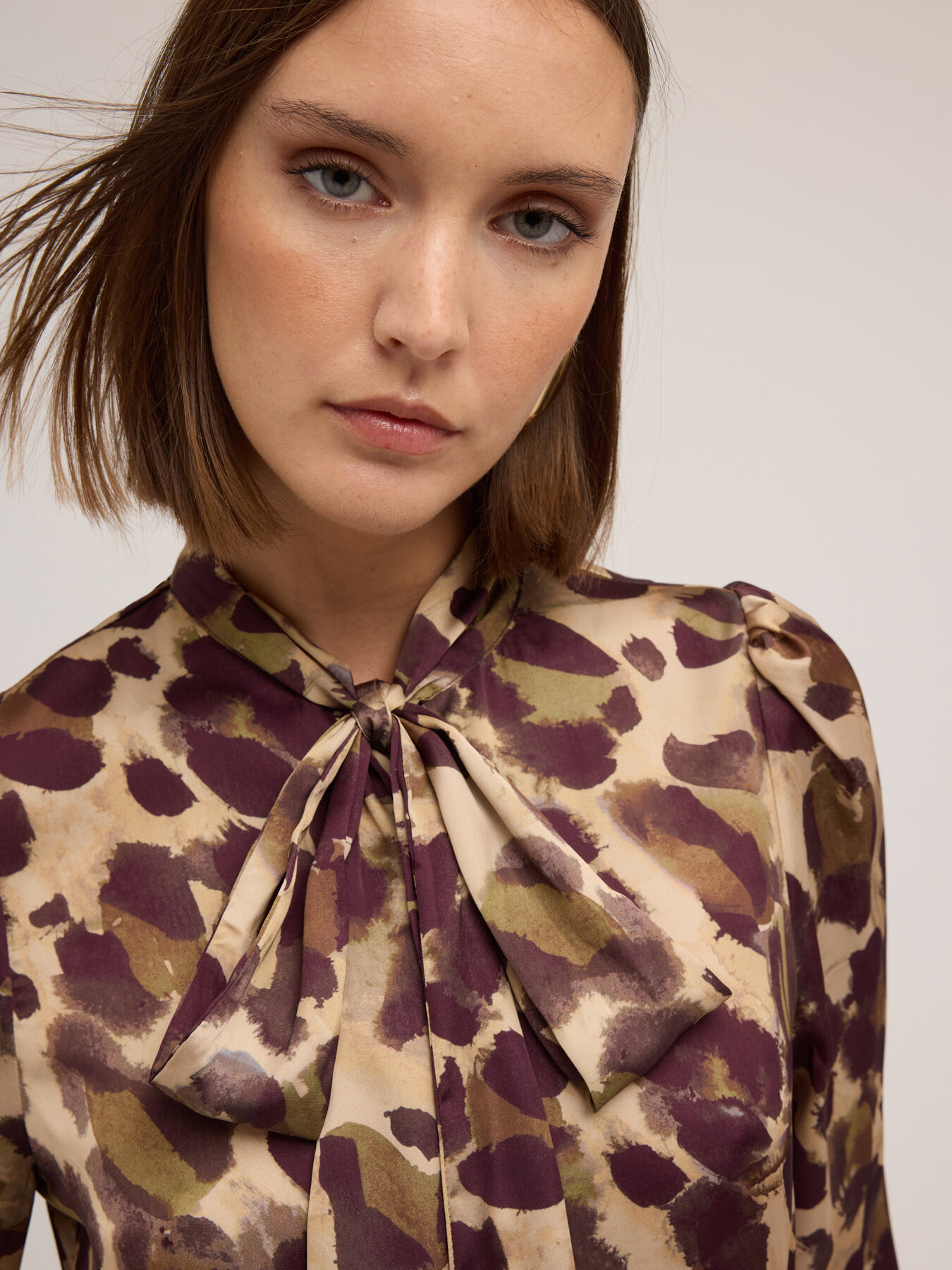 Blusa con fiocco fantasia camouflage image number 3