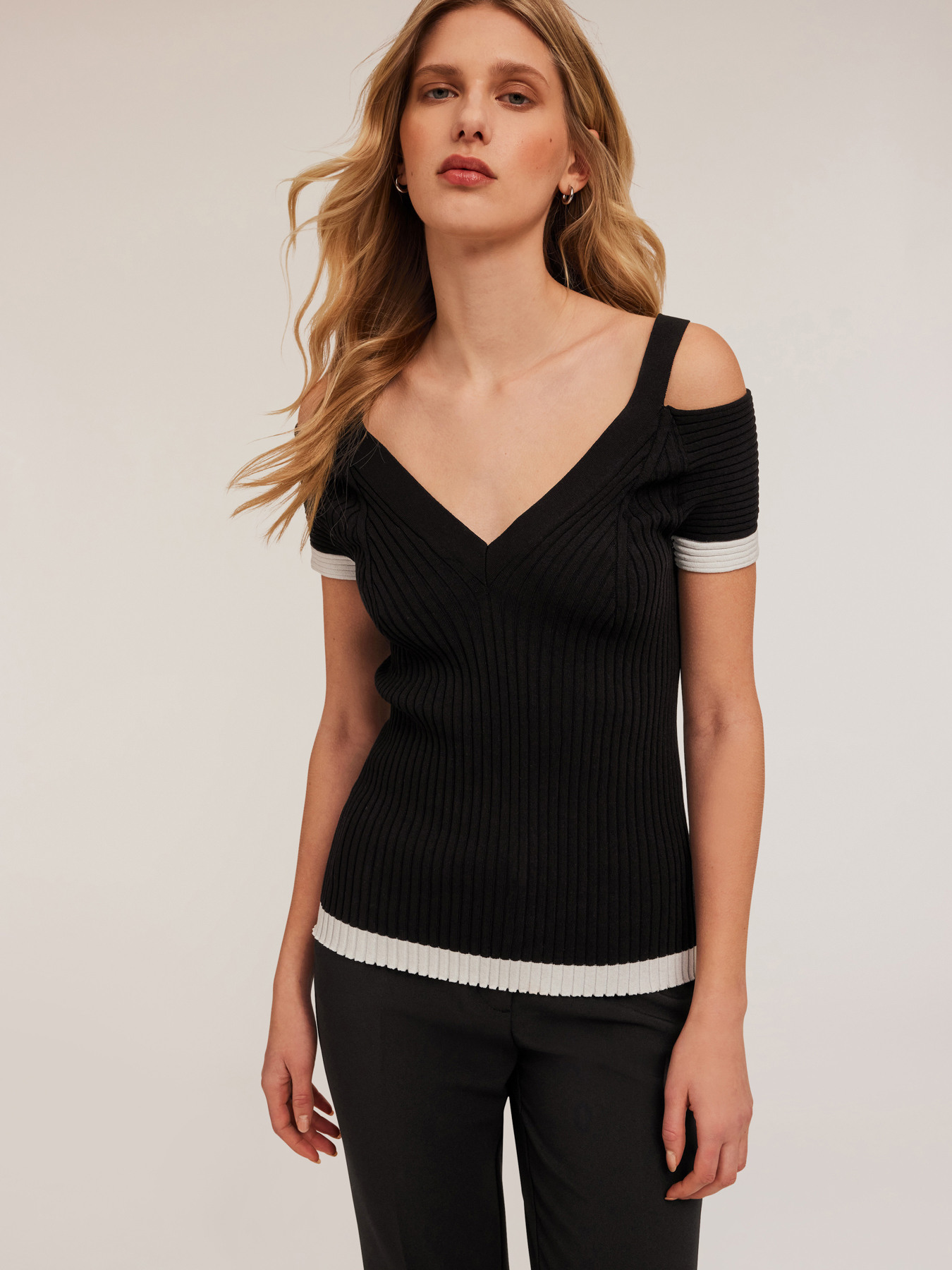 Maglia a coste off-shoulders image number 0