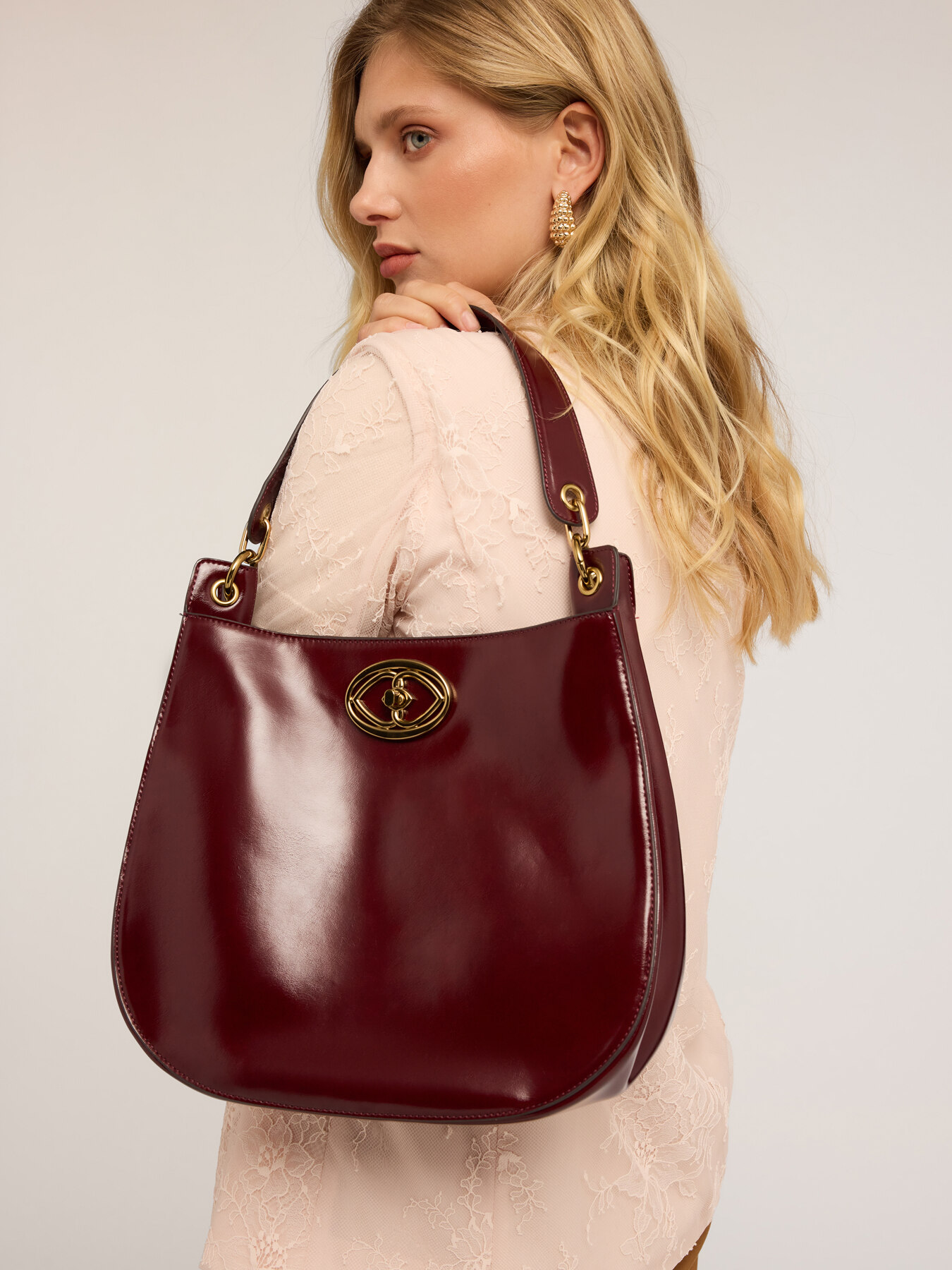 Hobo-Tasche aus gl&auml;nzendem beschichtetem Stoff image number 0