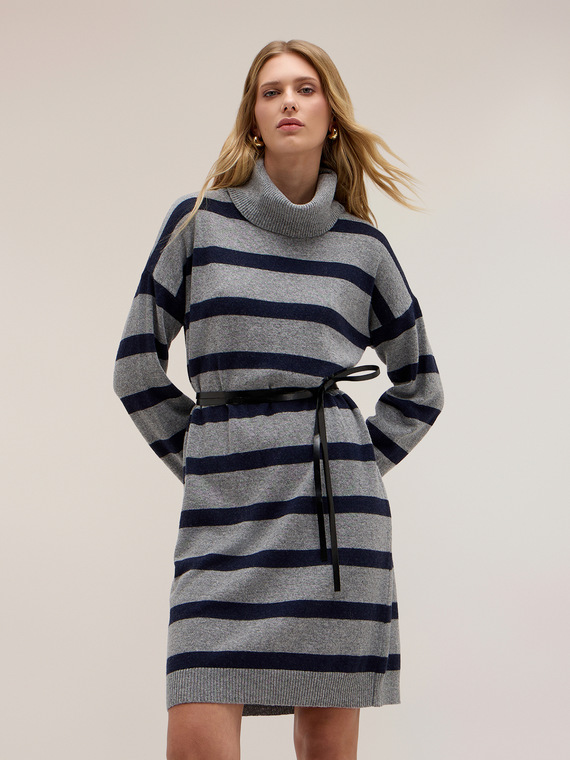 Oversize Strickkleid mit Streifenmuster