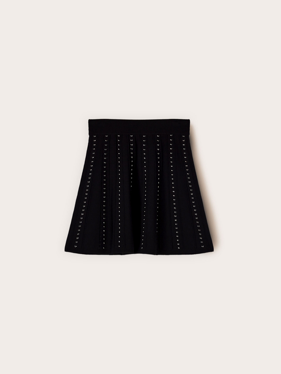 Short knit skirt with appliqu&eacute;s