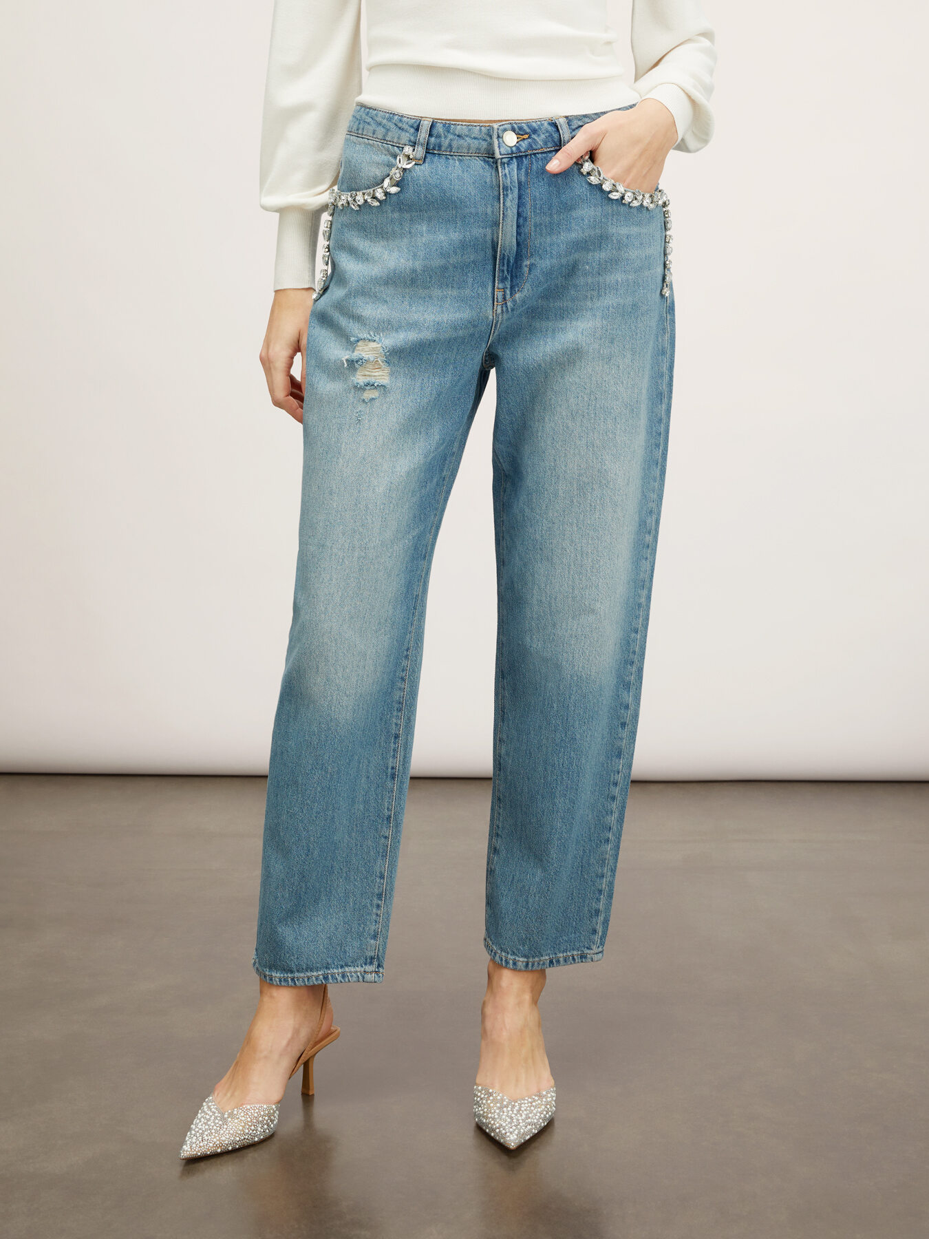 Vaqueros balloon fit con bordado de piedras image number 0