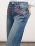 Jeans mit weitem Bein und aufgestickten Schmucksteinen image number 2