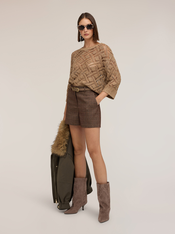 Hochgeschnittene Shorts mit Karomuster