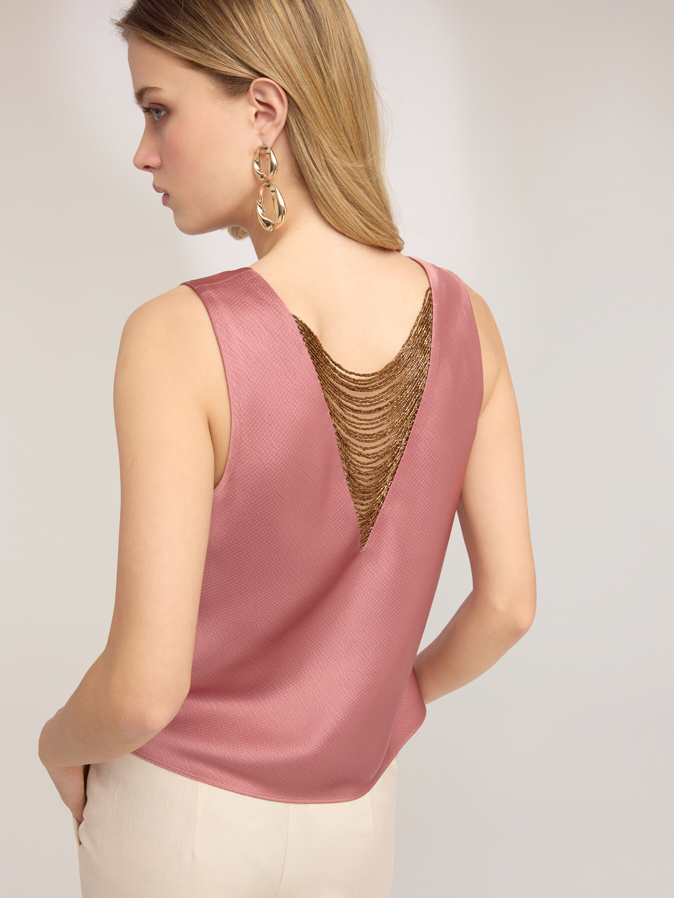 Top in raso con catenine sul retro image number 3