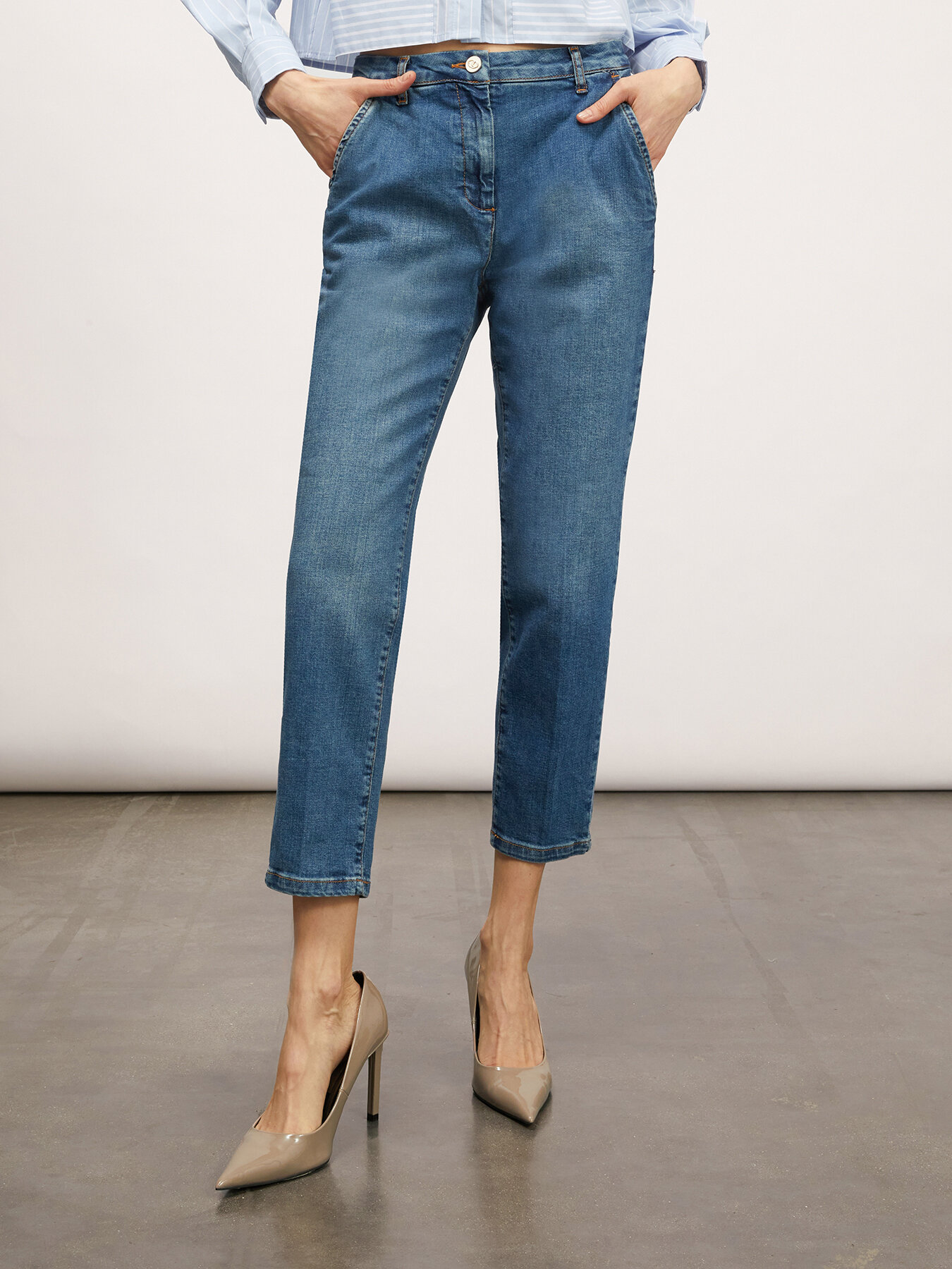 Jeans regular con piega stirata image number 0