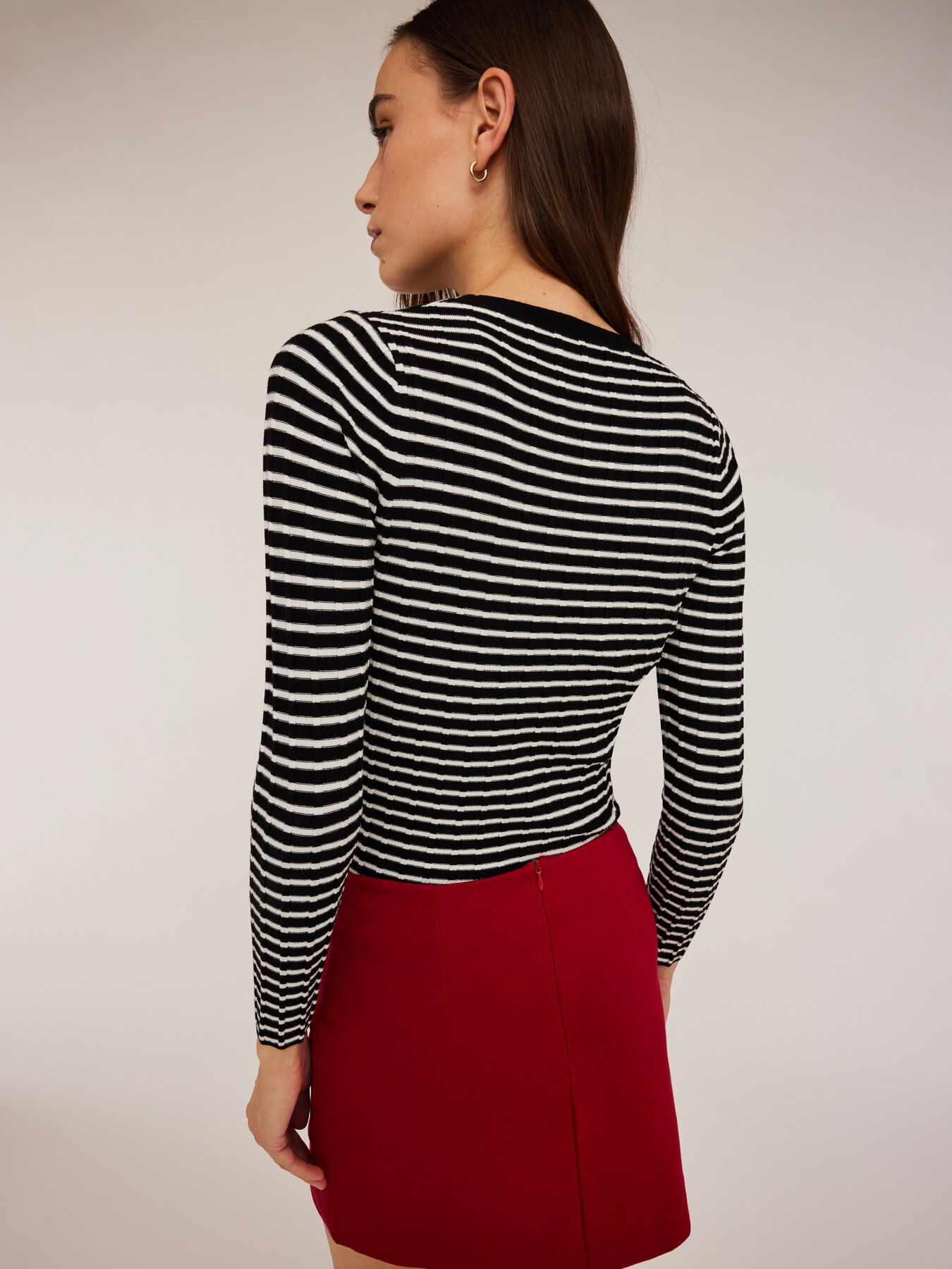 Dreidimensionaler Rippen-Pullover mit V-Ausschnitt image number 1