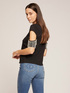 T-shirt avec d&eacute;tail d&rsquo;ouverture et franges en strass image number 1