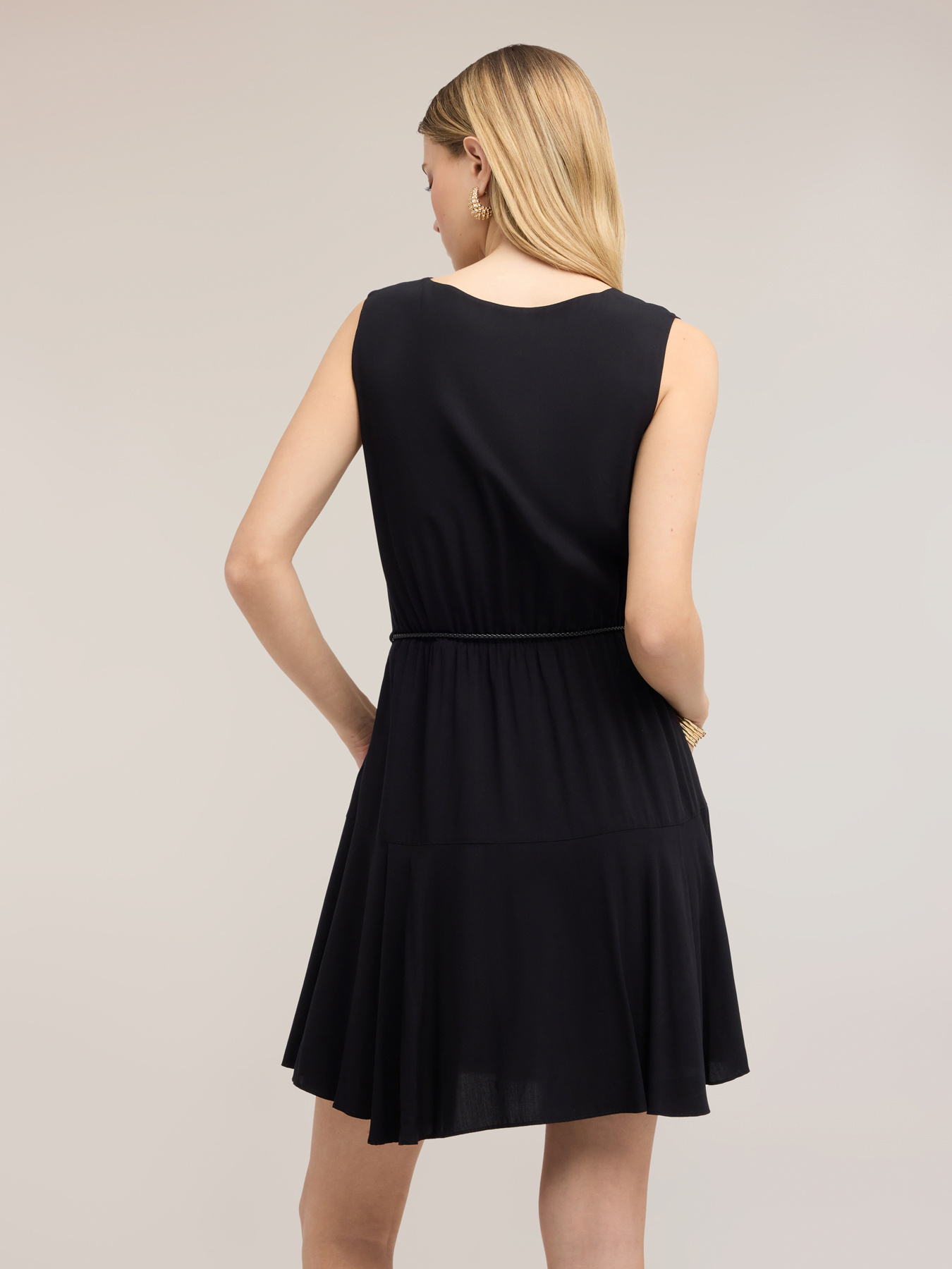 Ausgestelltes Kleid aus Viskose mit geflochtenem G&uuml;rtel image number 1