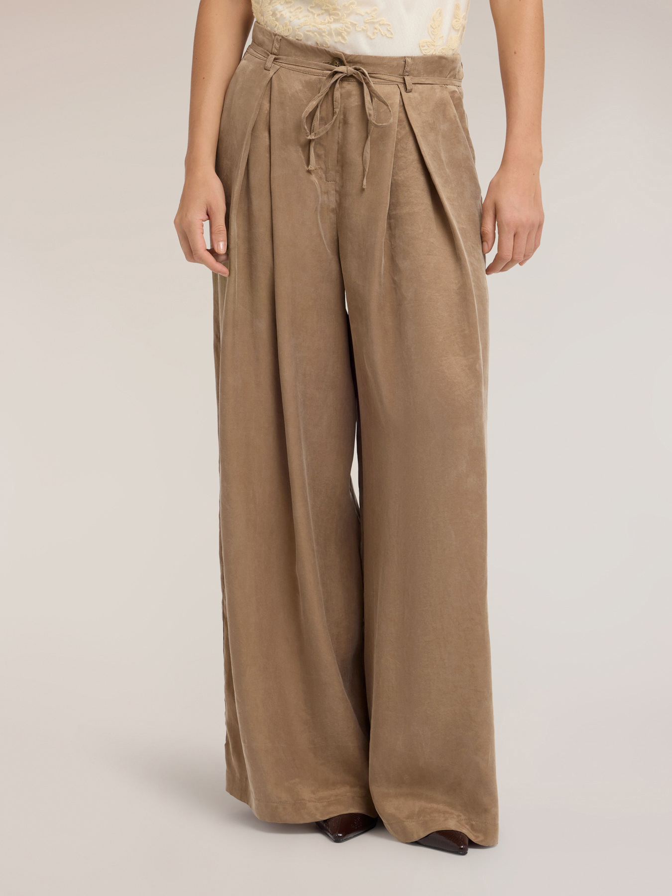 Wide-leg pleated lyocell trousers image number 2