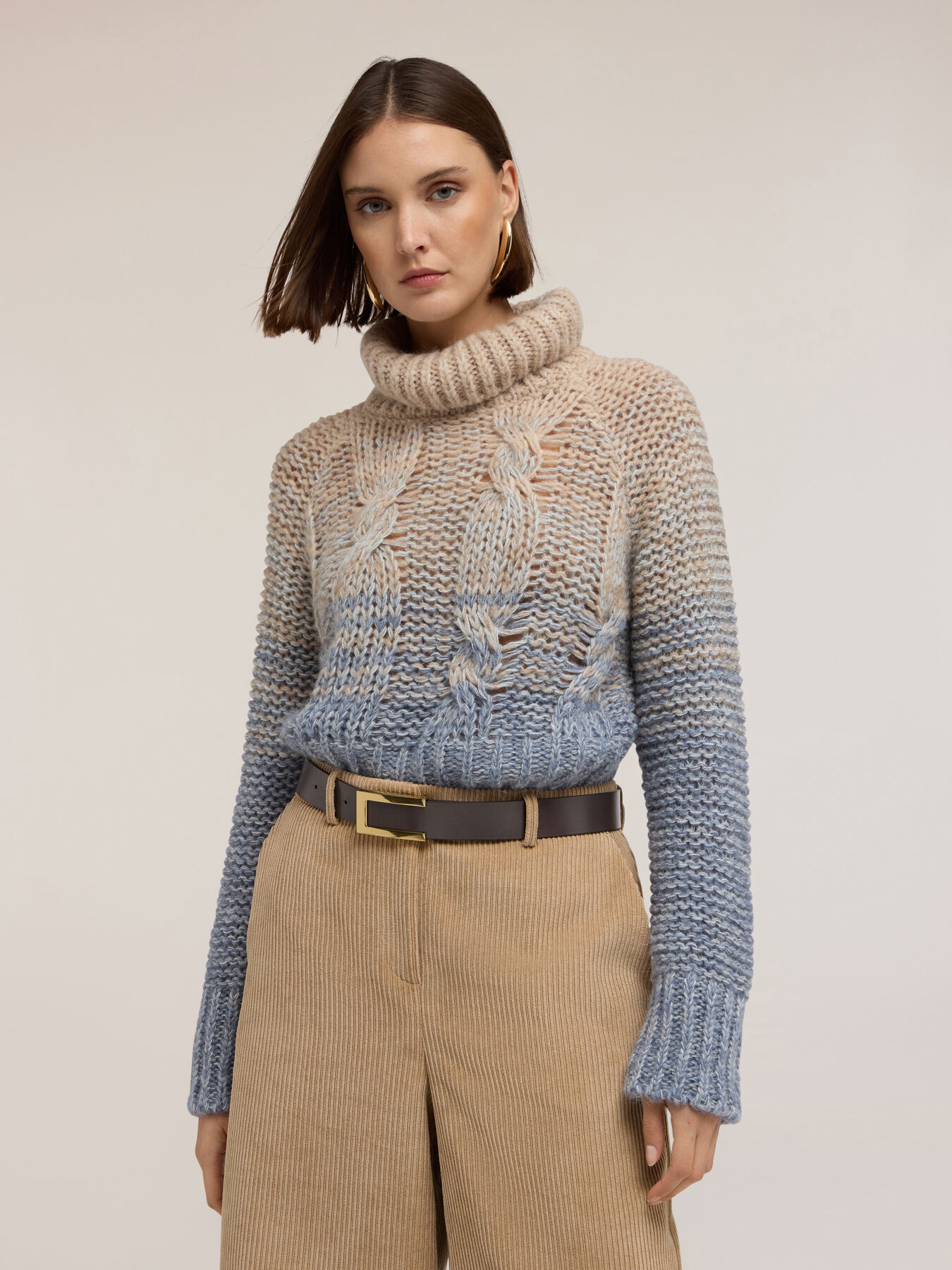 Gemusterte Strickjacke mit Zopfmuster aus Wollmischung mit Farbverlauf image number 2