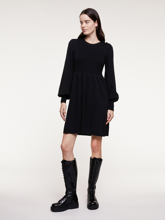 Ribbed knit dress with buttons