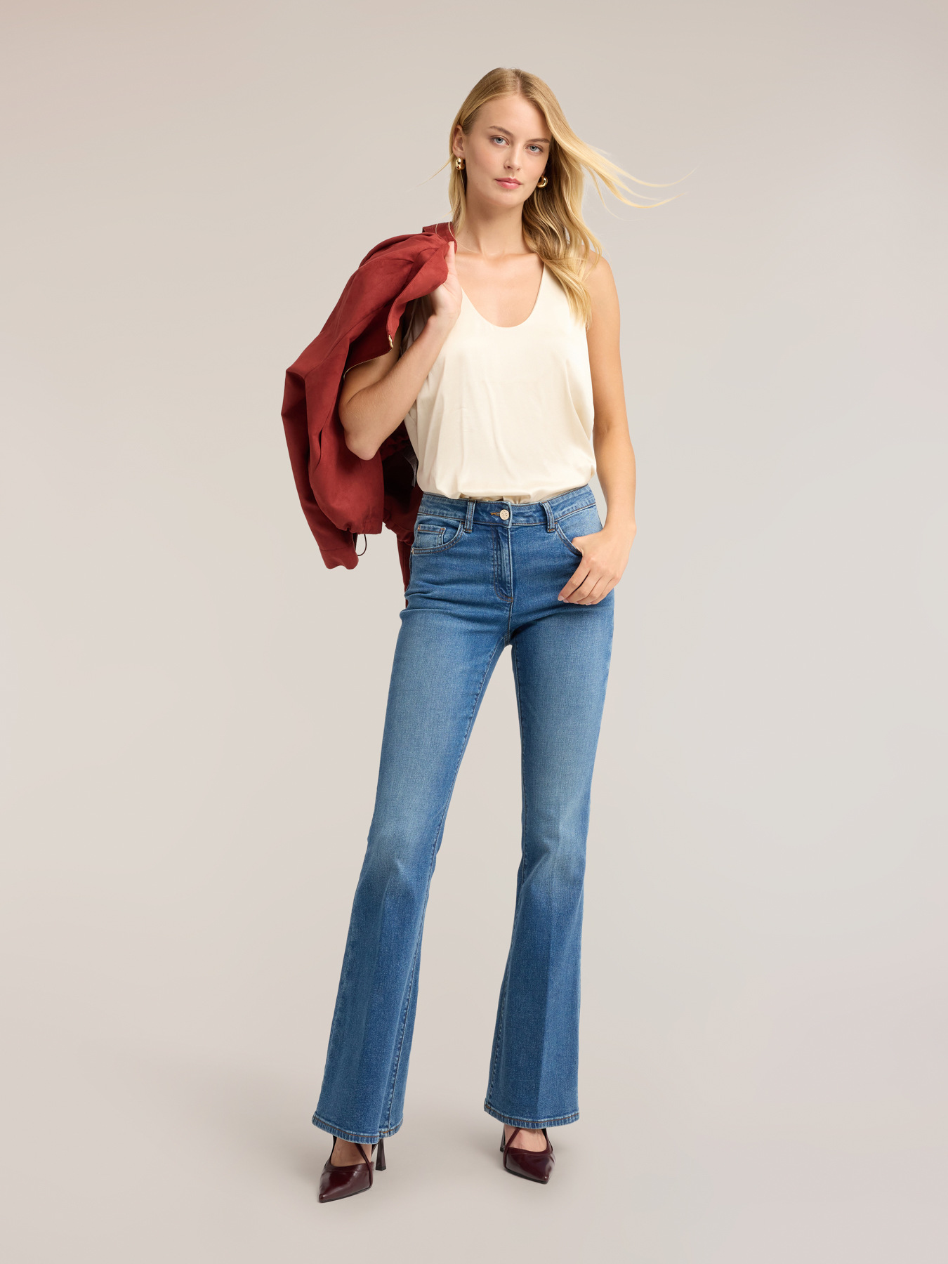 Top aus Viskose-Satin mit tiefem Ausschnitt image number 2