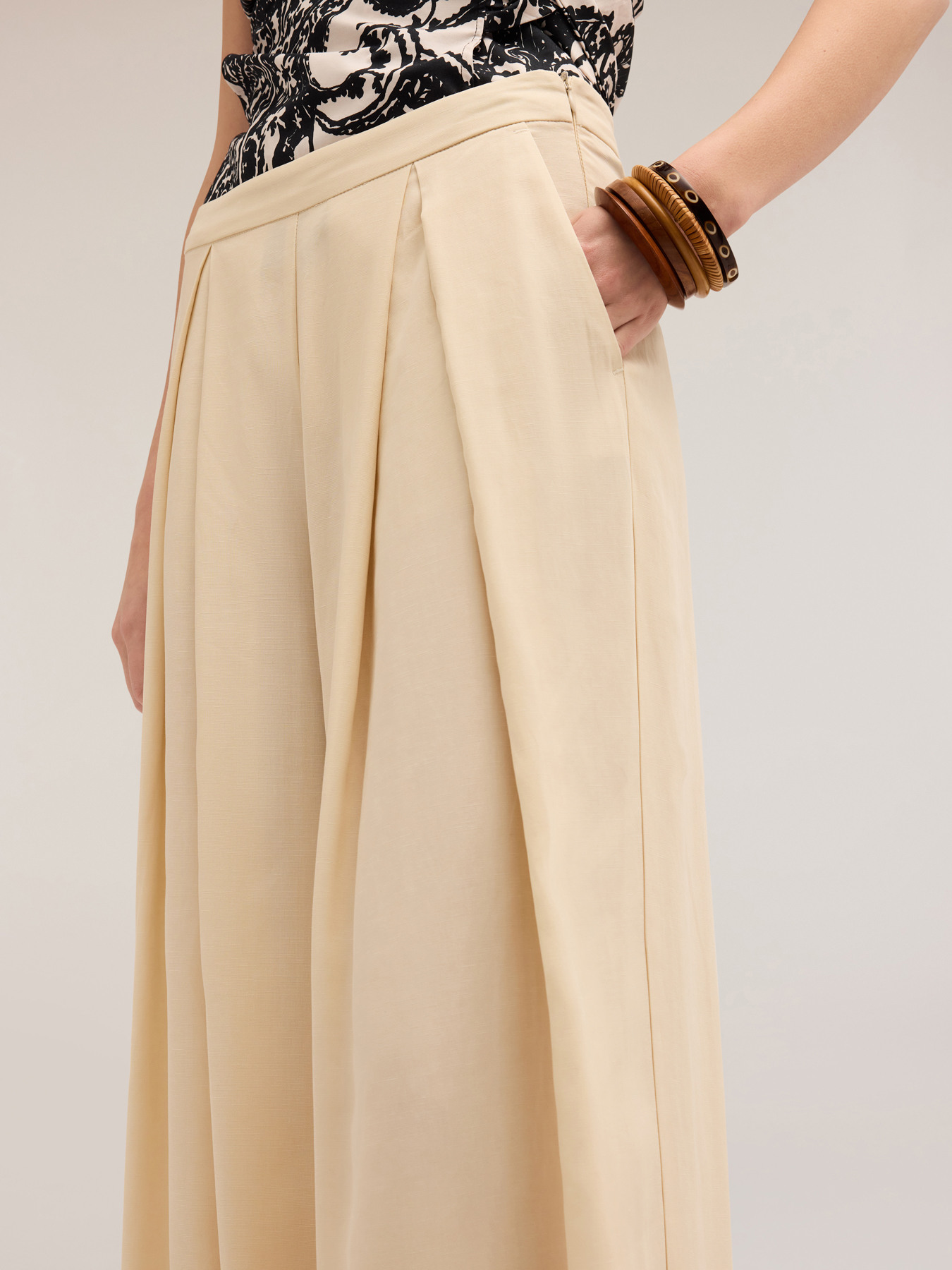 Pantalon &agrave; plis ouverts en m&eacute;lange lin image number 3