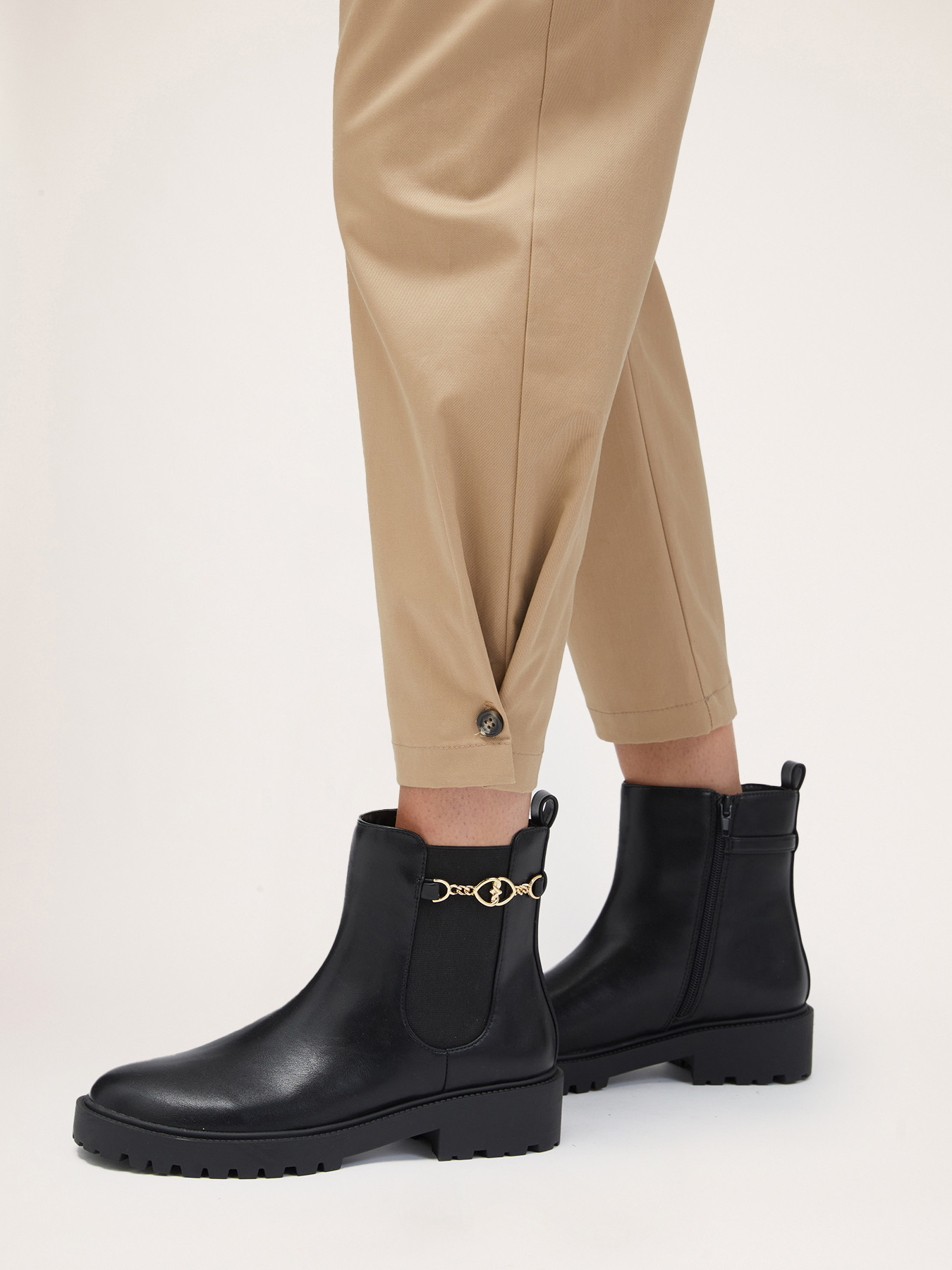 Low boots with chain image number 0