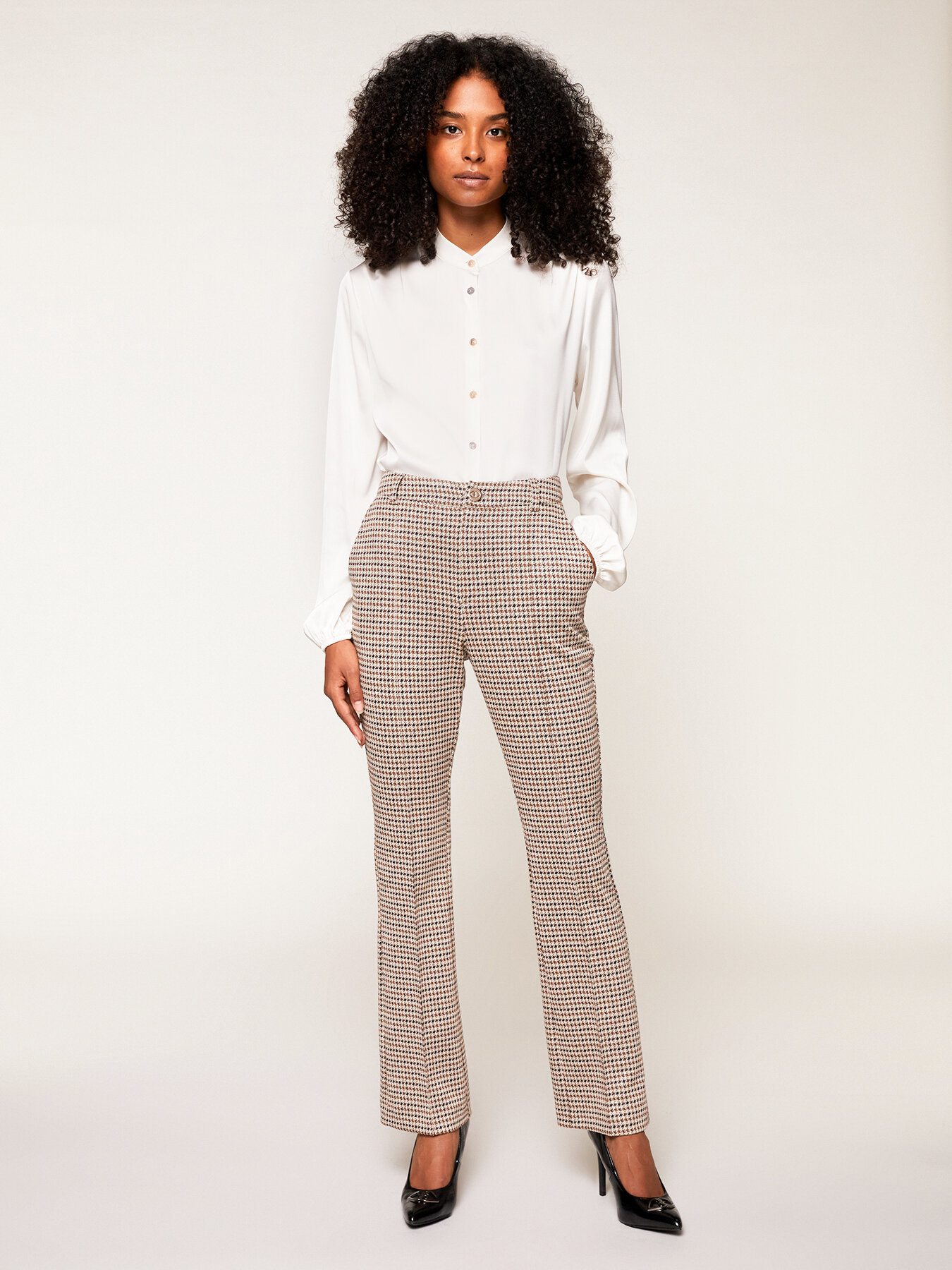 Houndstooth patterned flared trousers image number 0